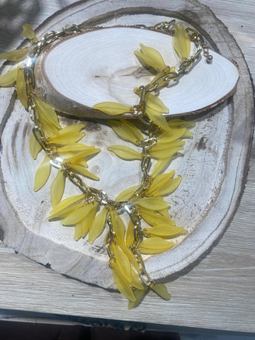 Collar hojas amarillo