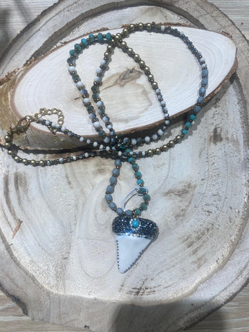 Collar colmillo brillo