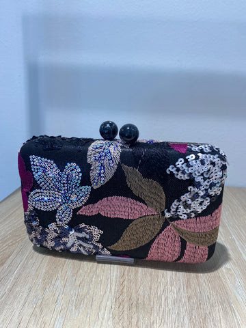 Cartera de mano bordada y pallet con cadena