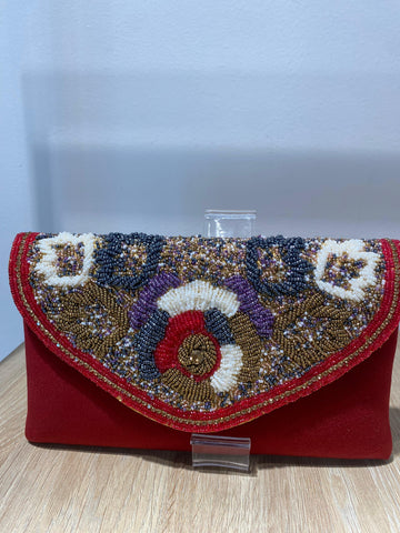 Cartera sobre burdeos