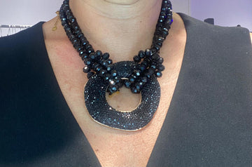 Collar esfera pedrería negro