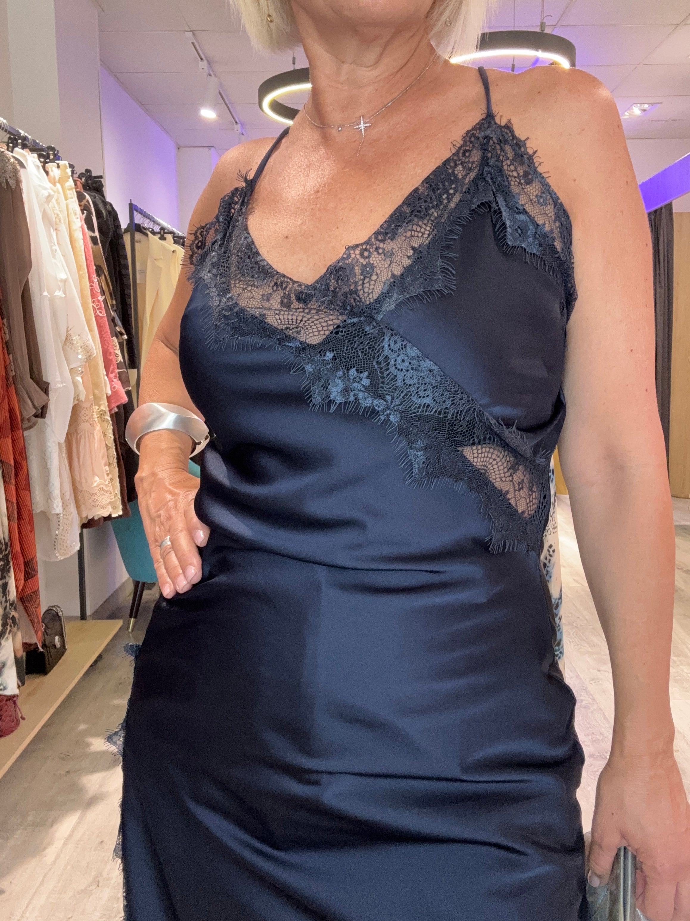 Vestido lencero con blonda