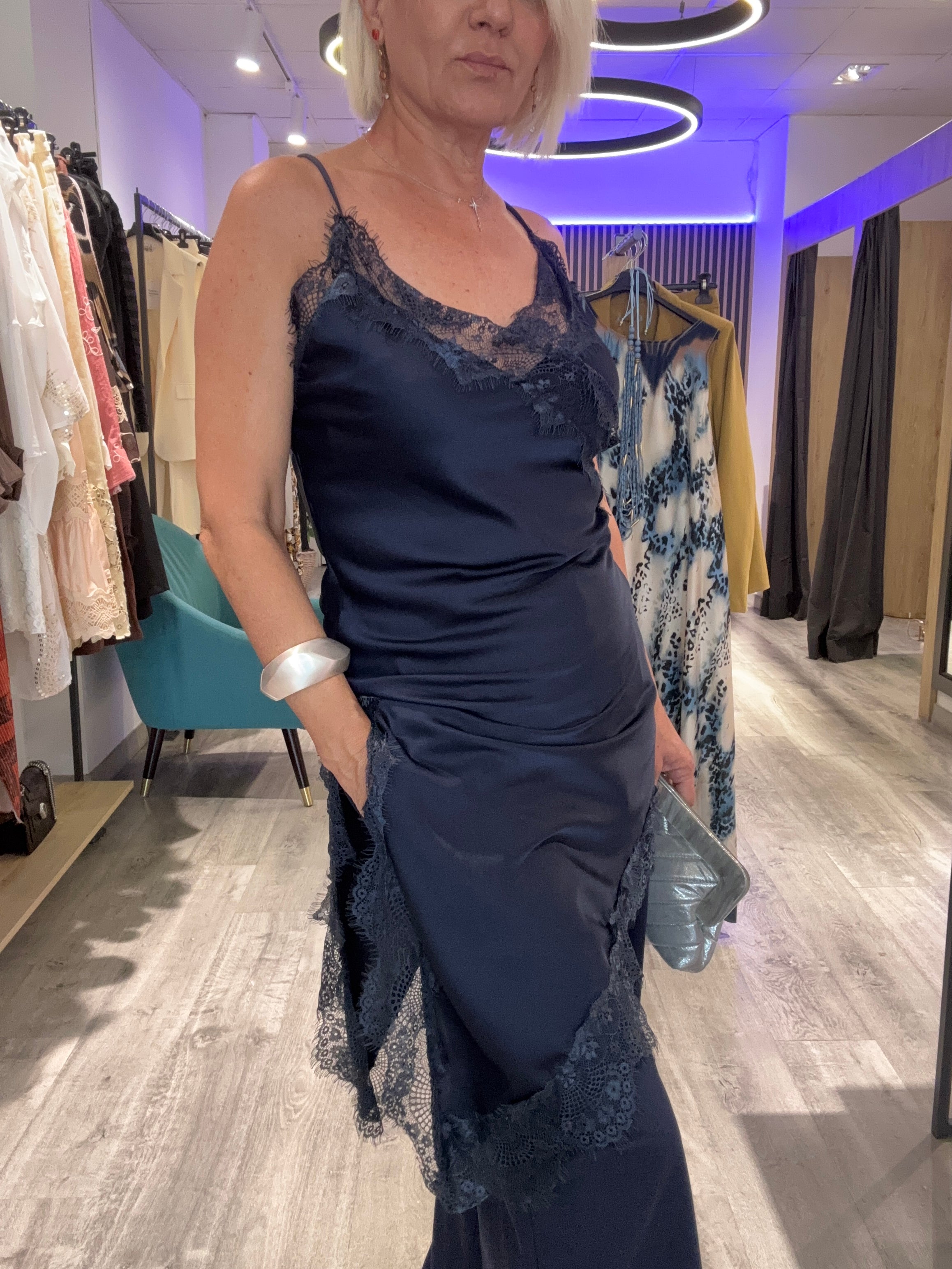 Vestido lencero con blonda