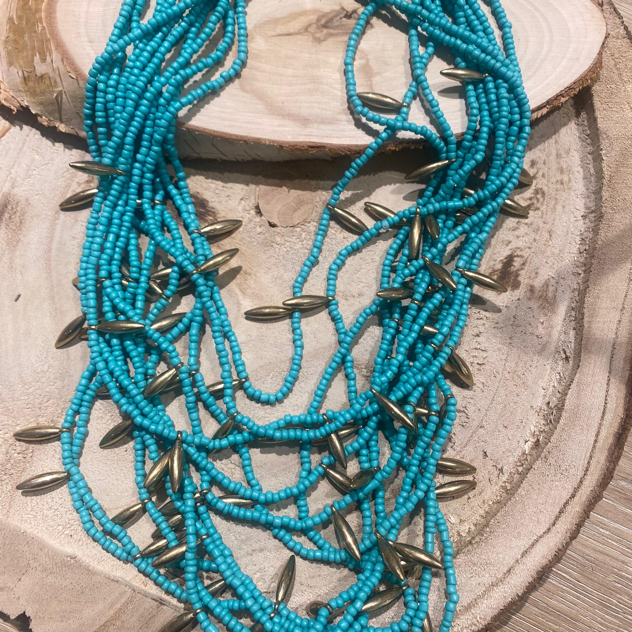 Collar turquesa con  detalles acero