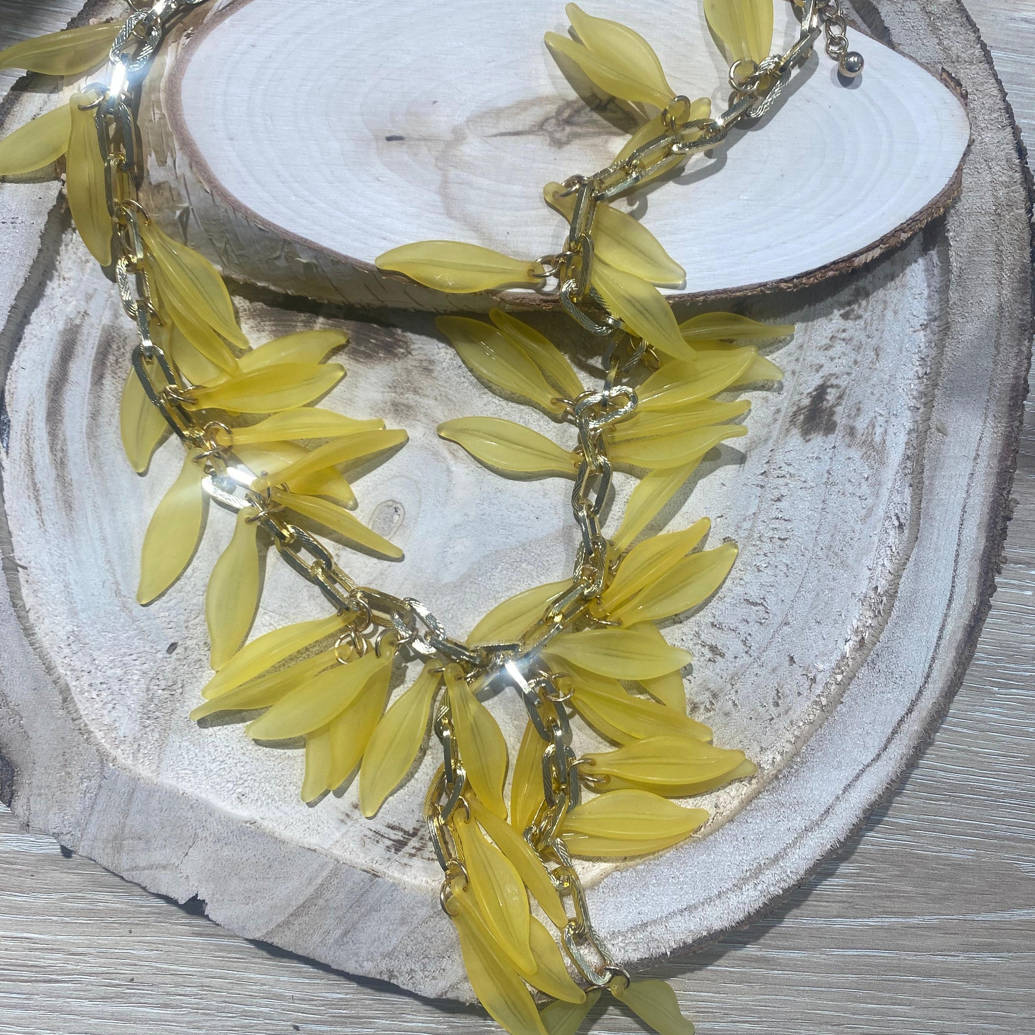 Collar  hojas amarillo