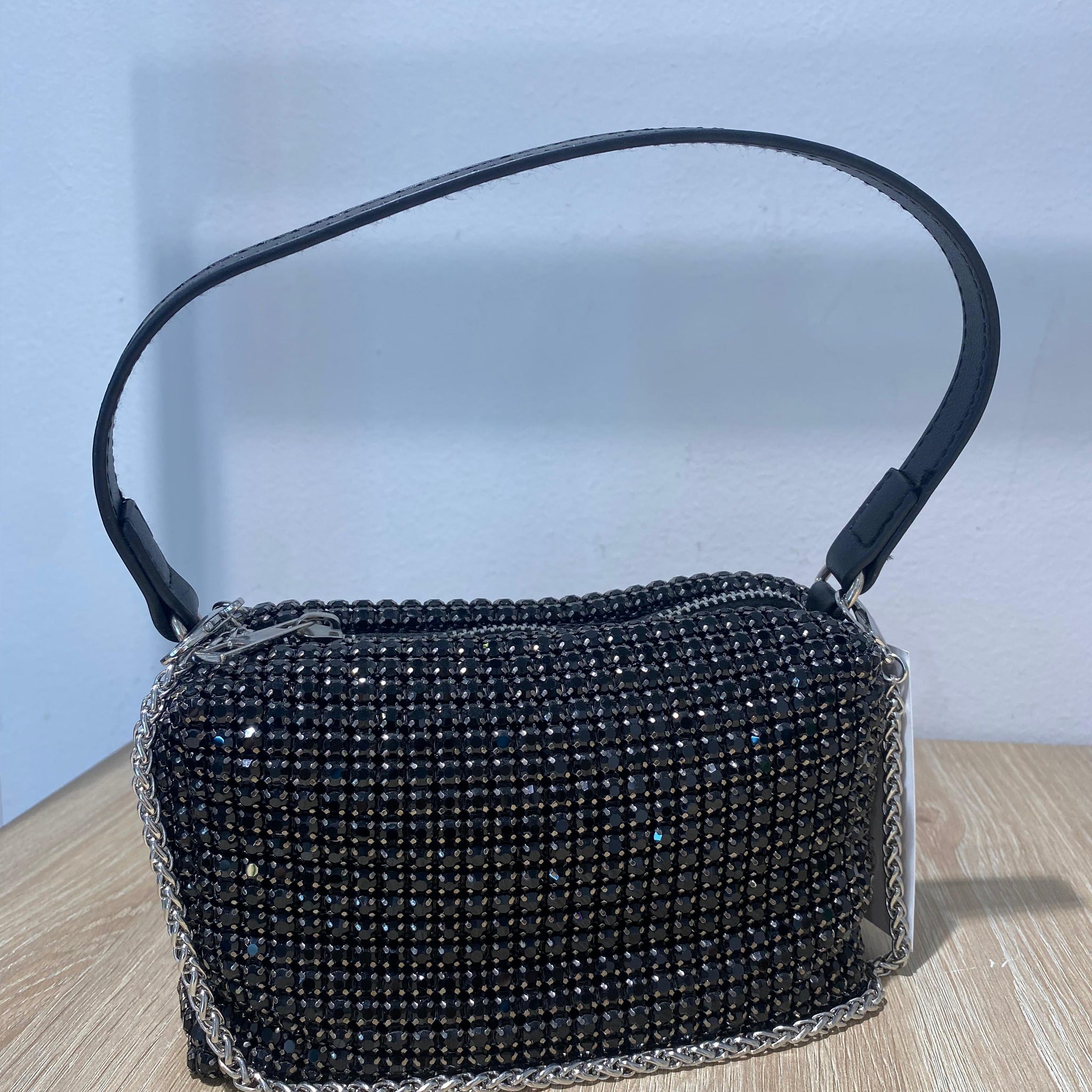 Bolso con brillo y cadena