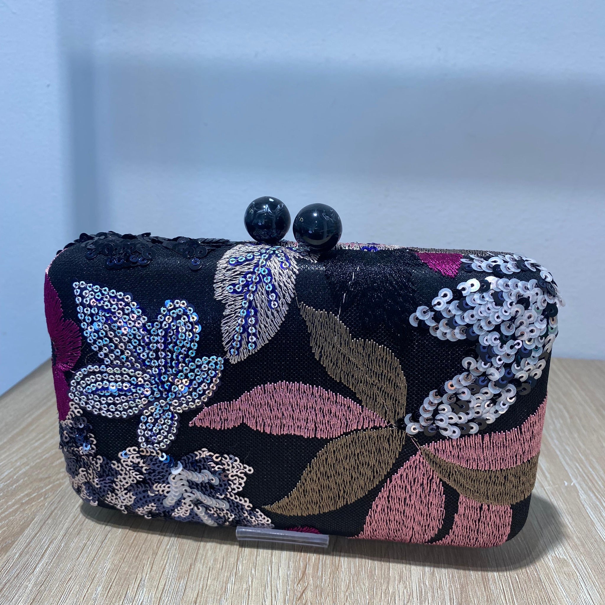 Cartera de mano bordada y pallet con cadena