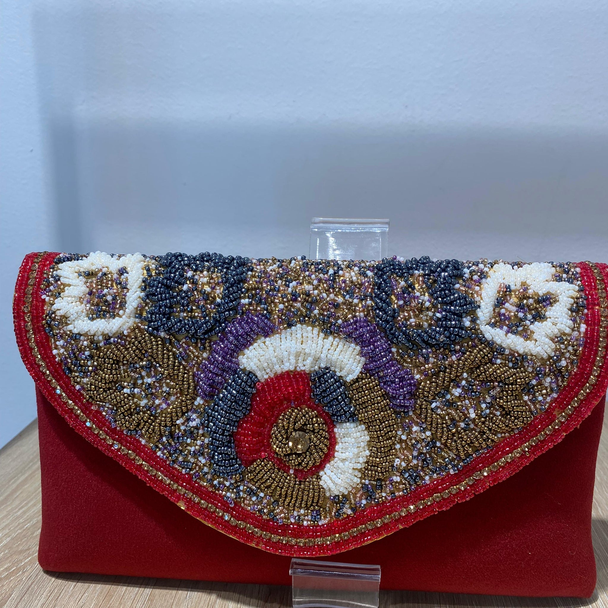 Cartera sobre  burdeos