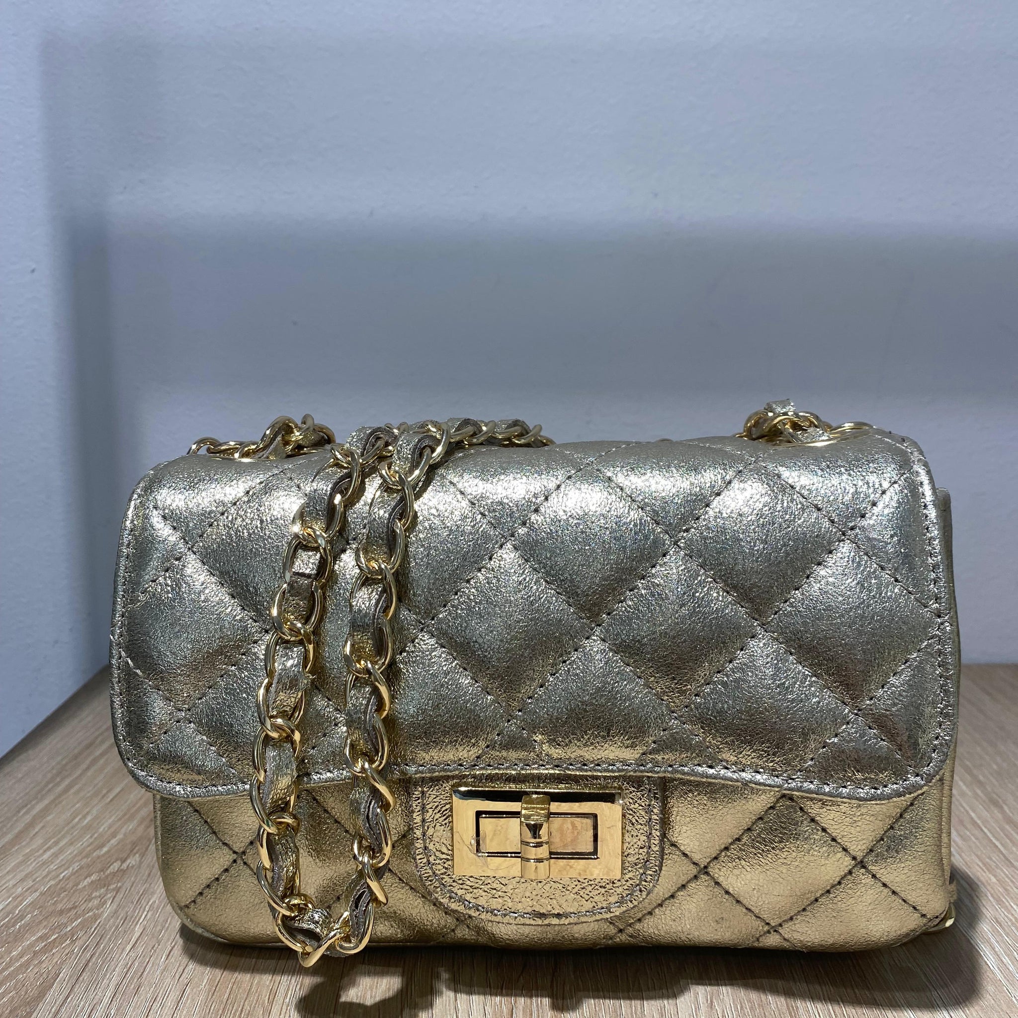 Bolso de piel dorado