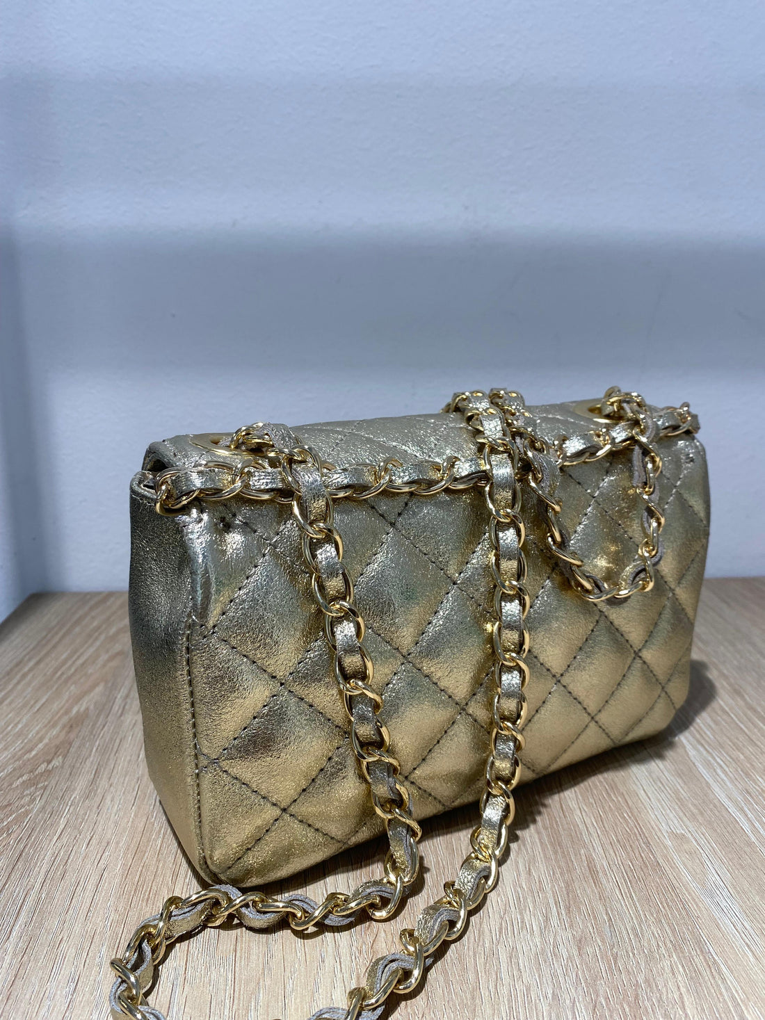 Bolso de piel dorado