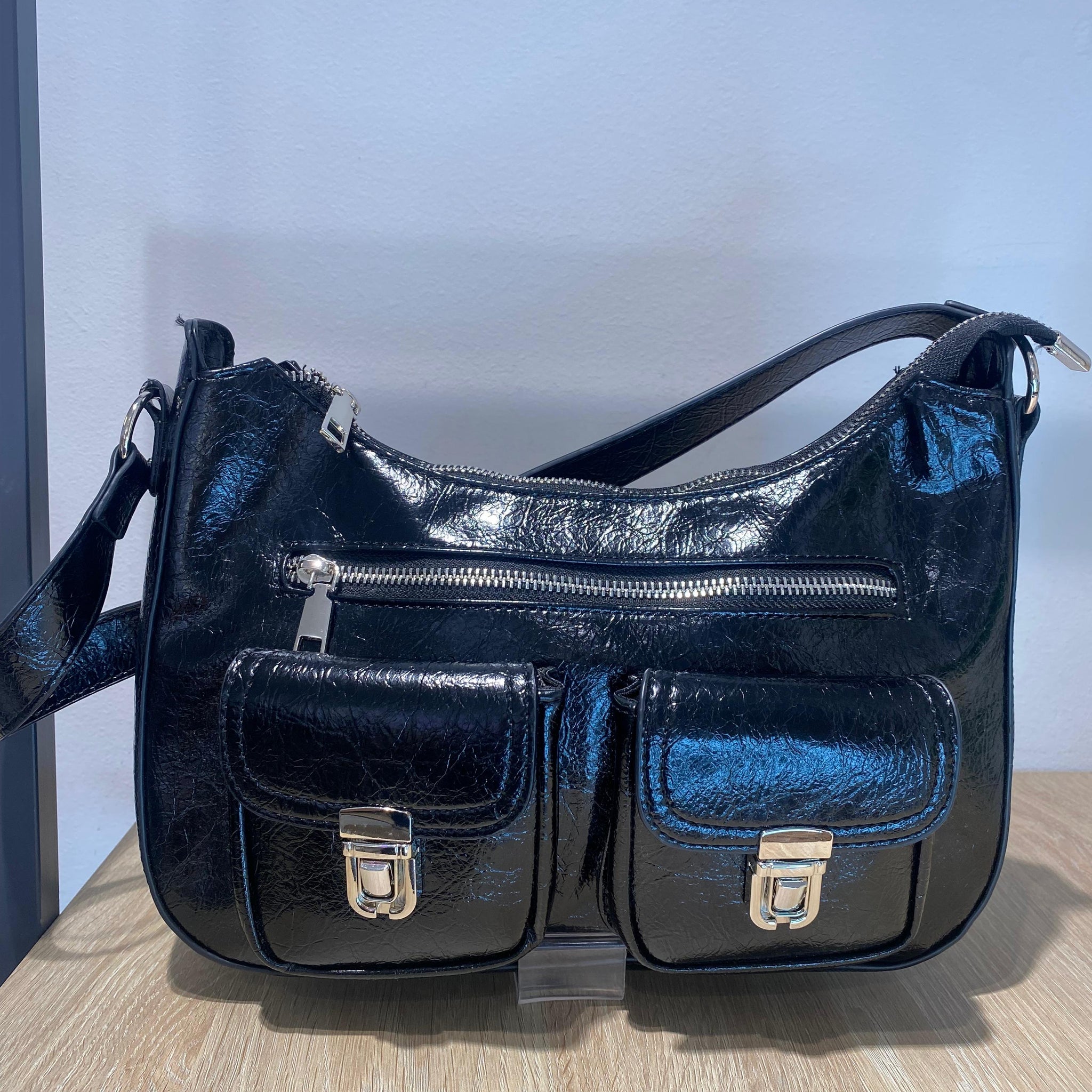 Bolso negro sintético bolsillos