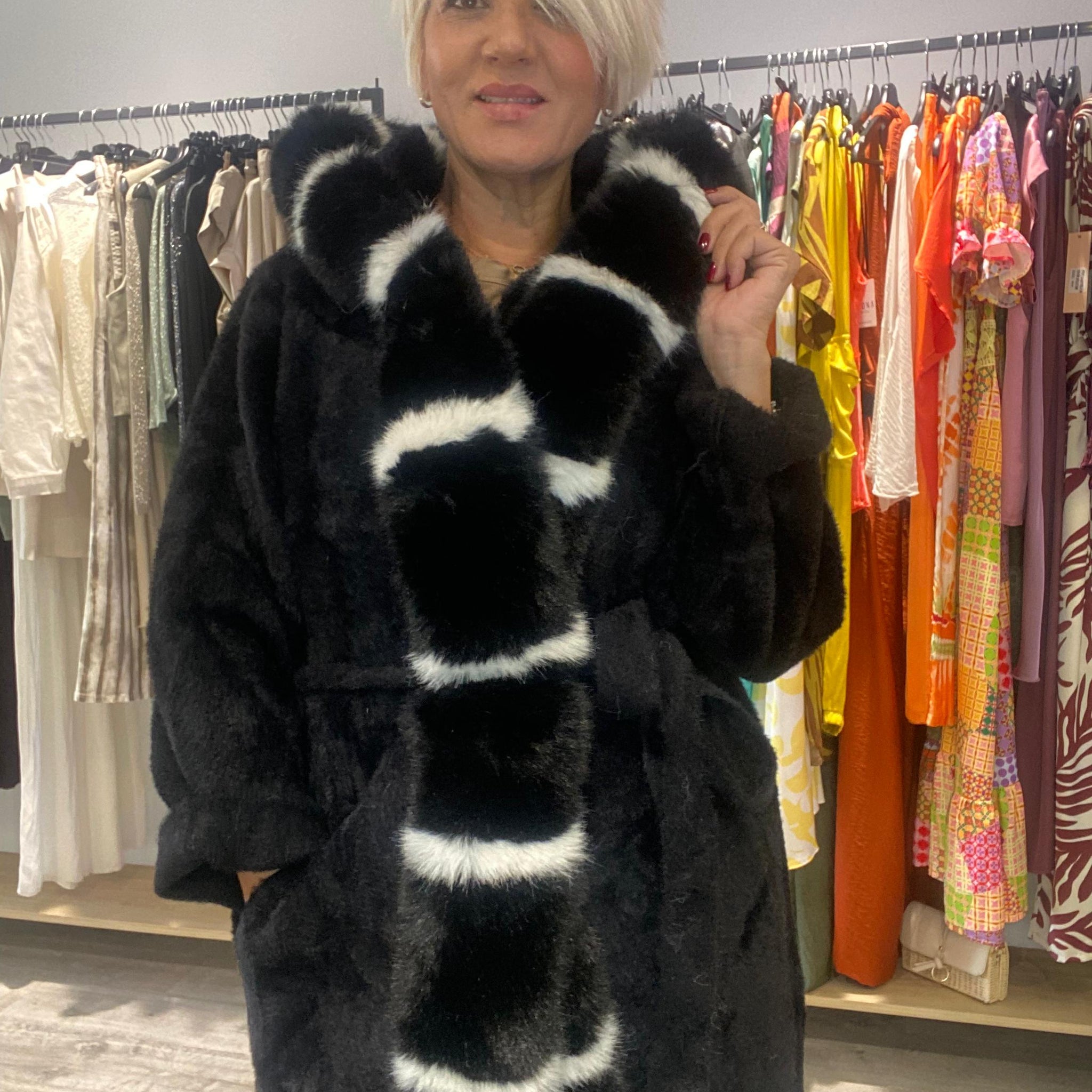 Abrigo pelo sintético con capucha