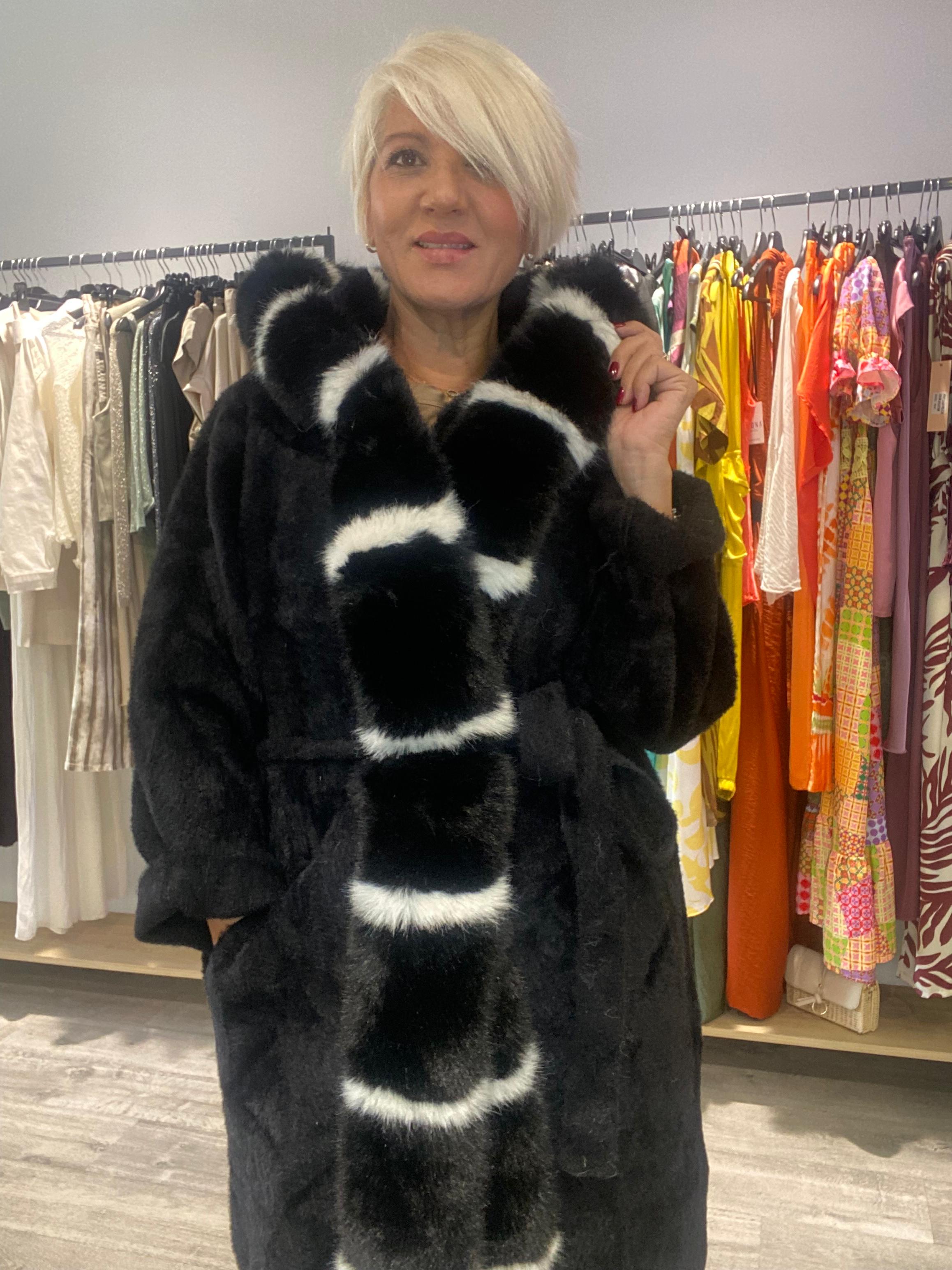 Abrigo pelo sintético con capucha