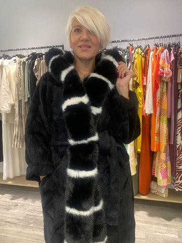 Abrigo pelo sintético con capucha