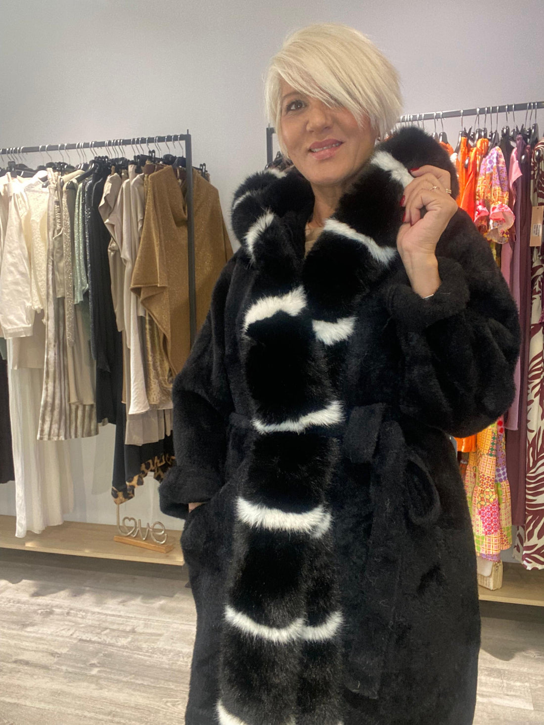 Abrigo pelo sintético con capucha