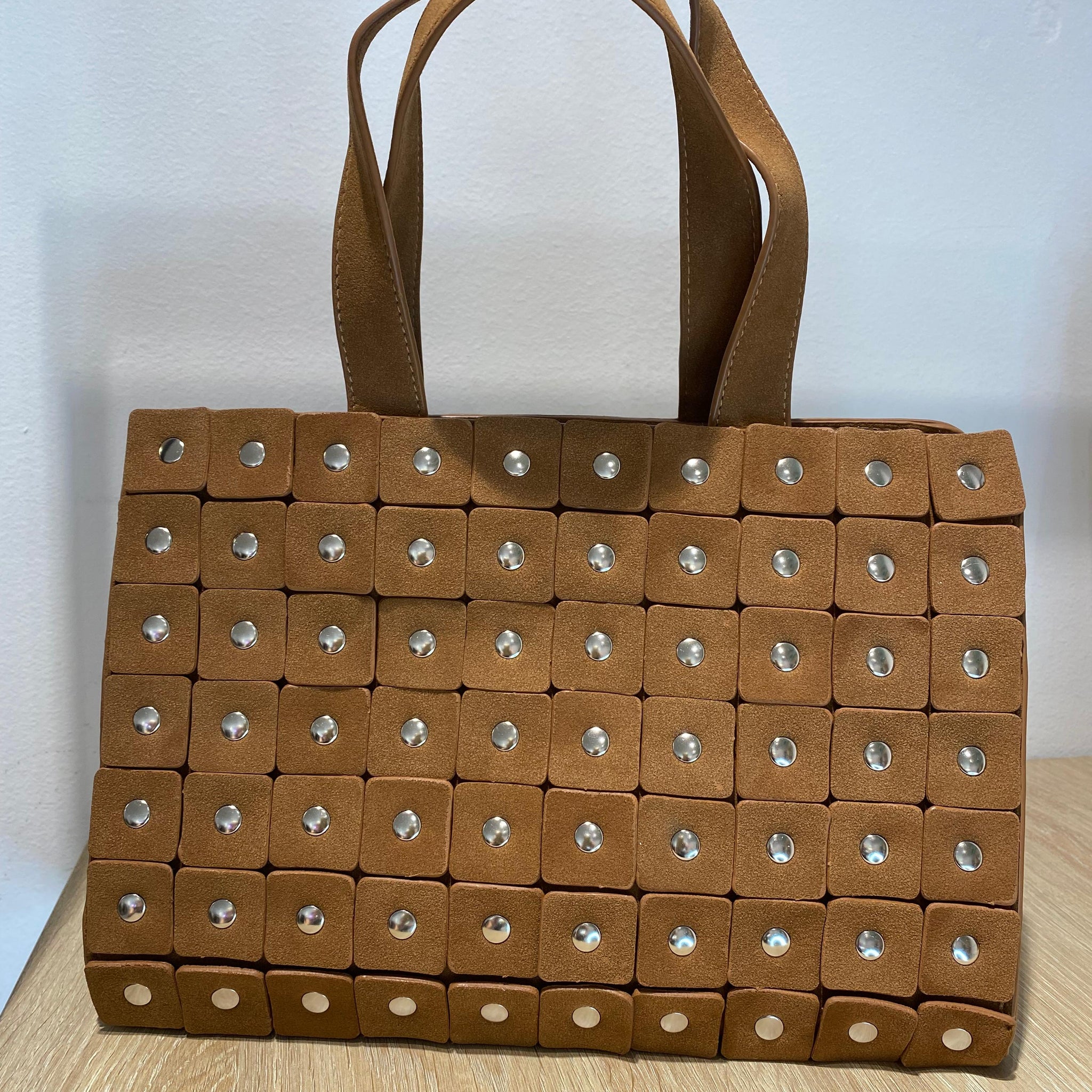 Bolso Camel tachas