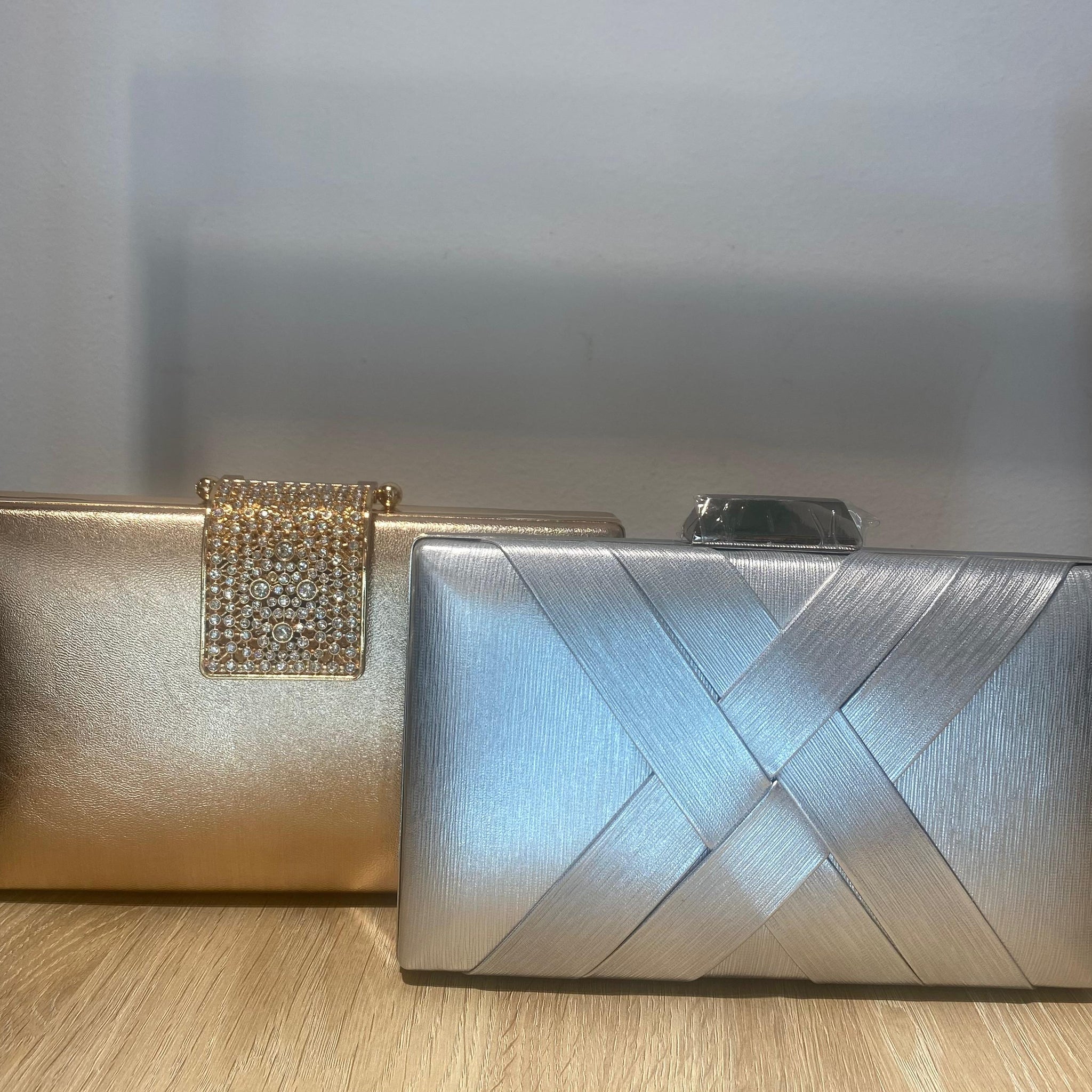 Cartera tonos plata y dorado