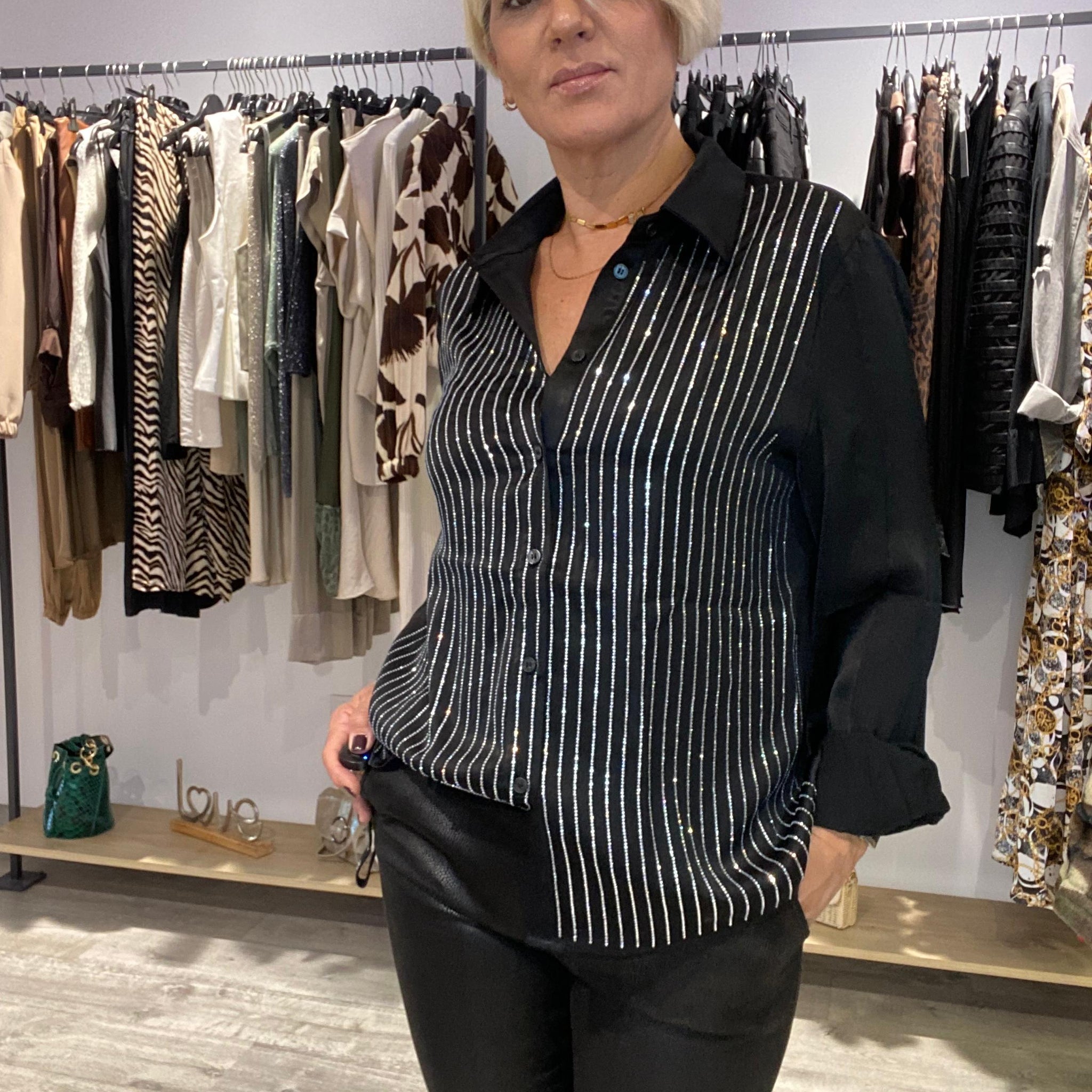 Camisa negra con fantasía