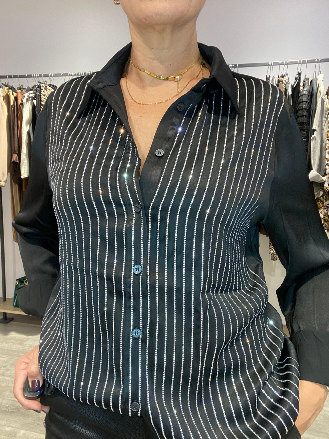Camisa negra con fantasía
