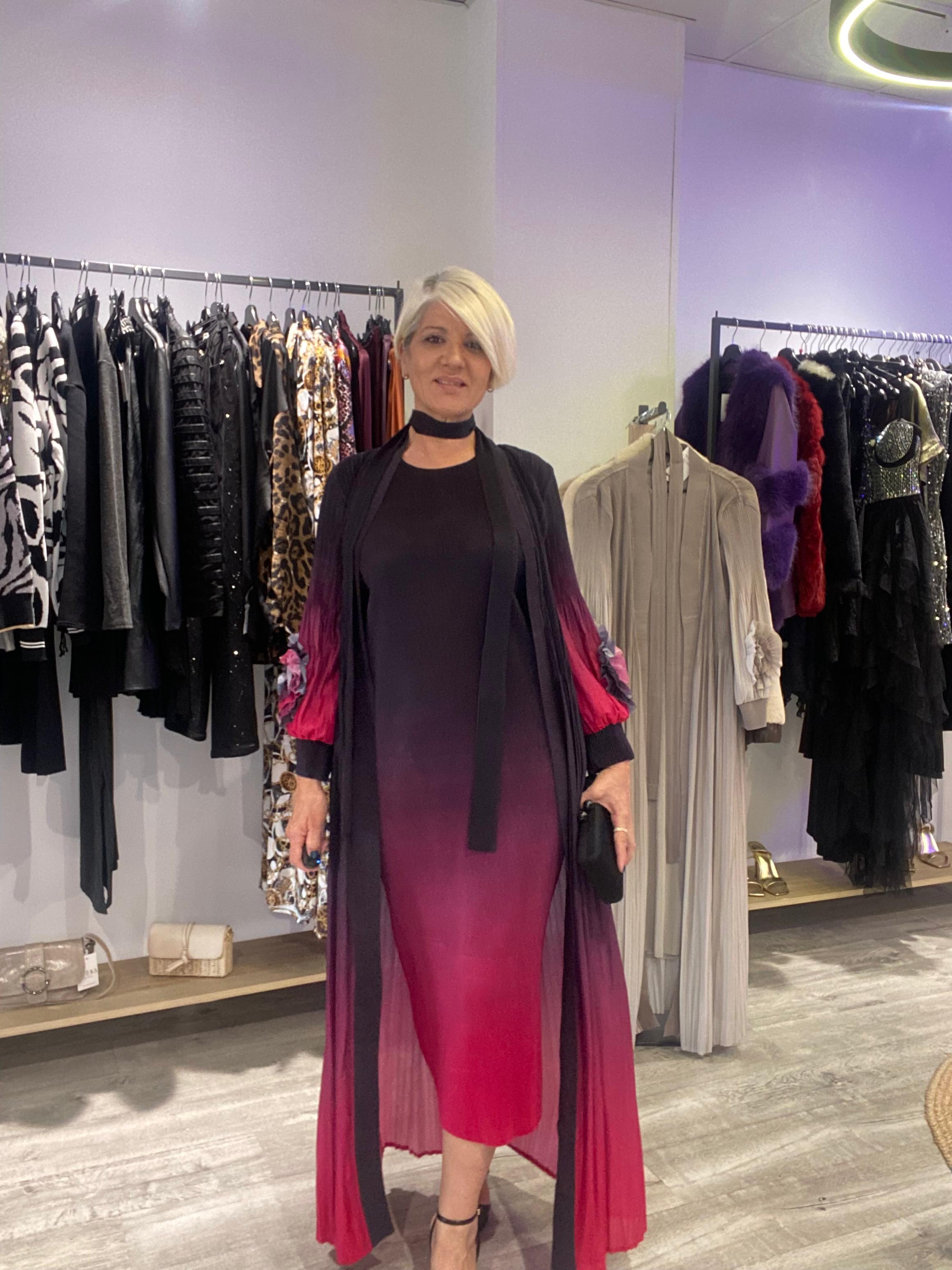 Vestido  y caftan negro y bugambilla