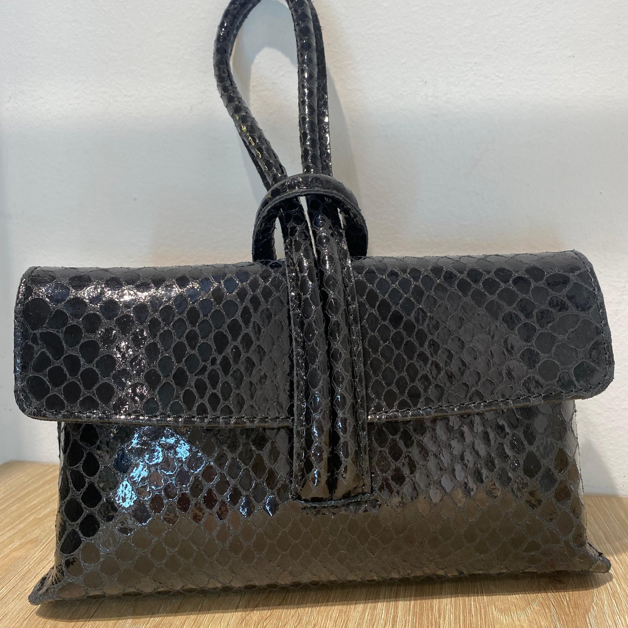 Cartera piel negra asa