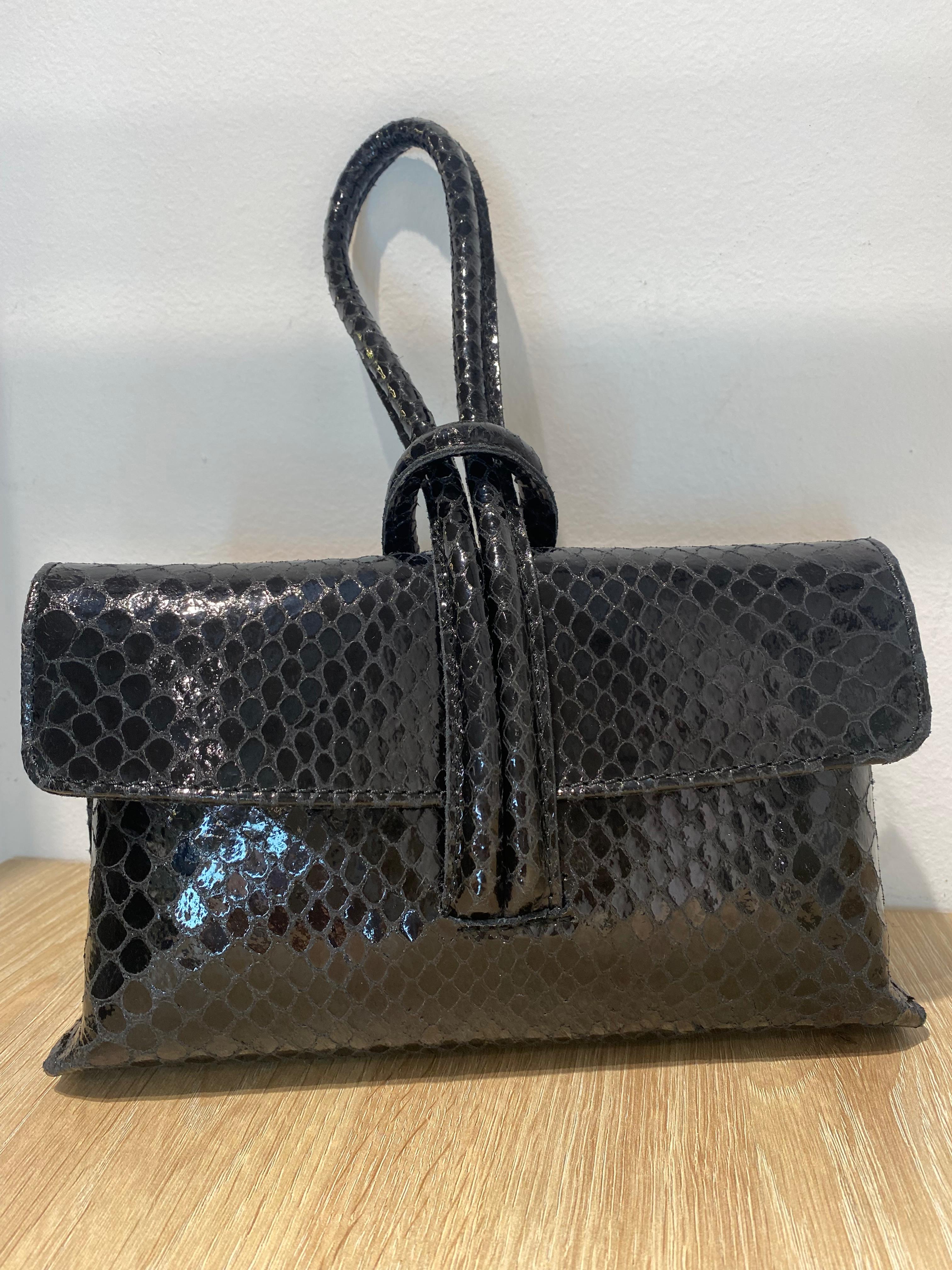 Cartera piel negra asa