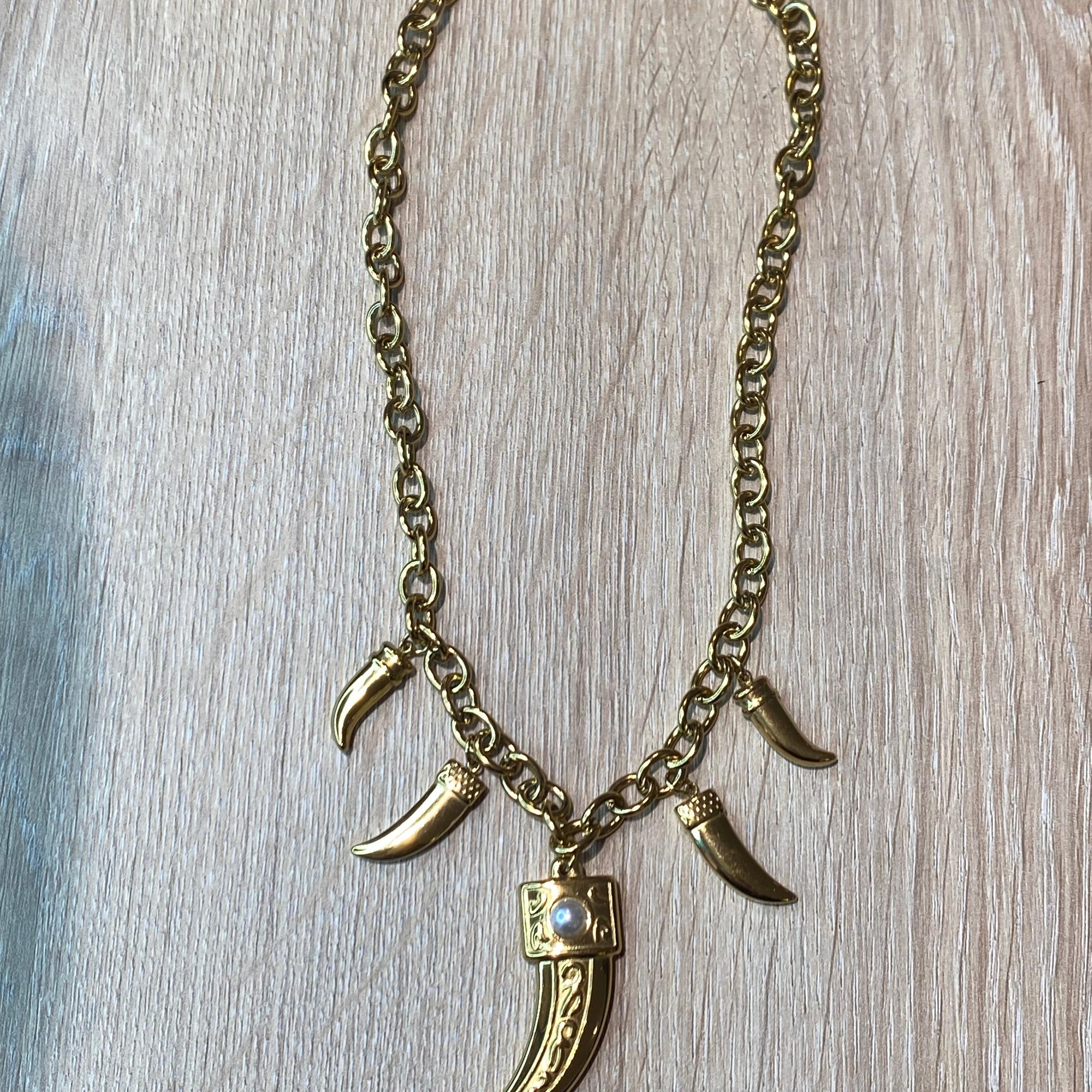 Gargantilla colmillo