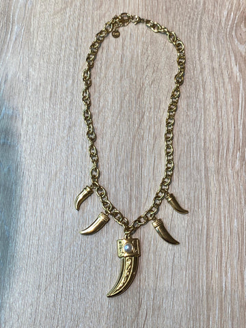 Gargantilla colmillo