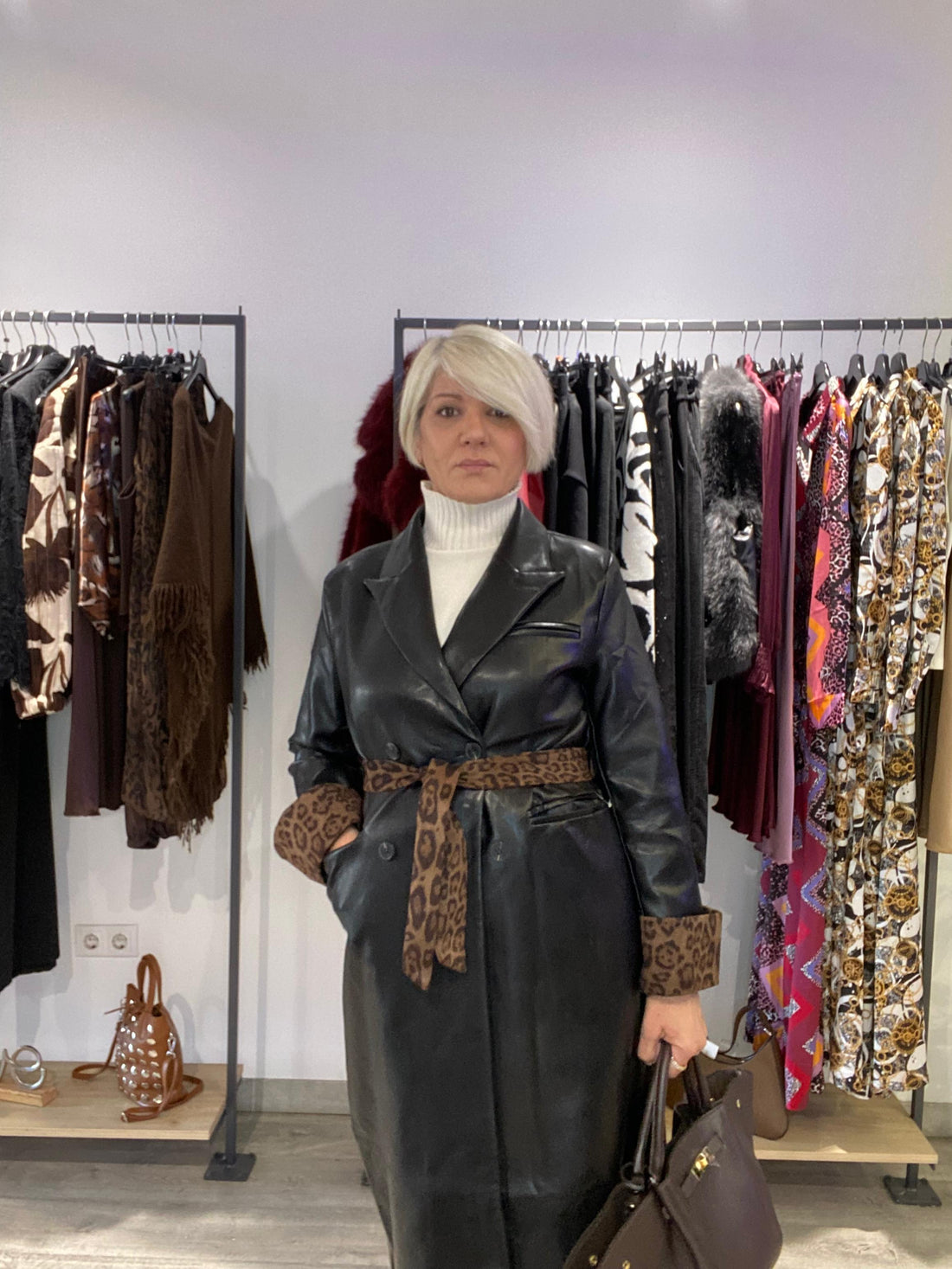 Trench de Polipiel con Detalles Animal Print - Estilo Boho Urbano