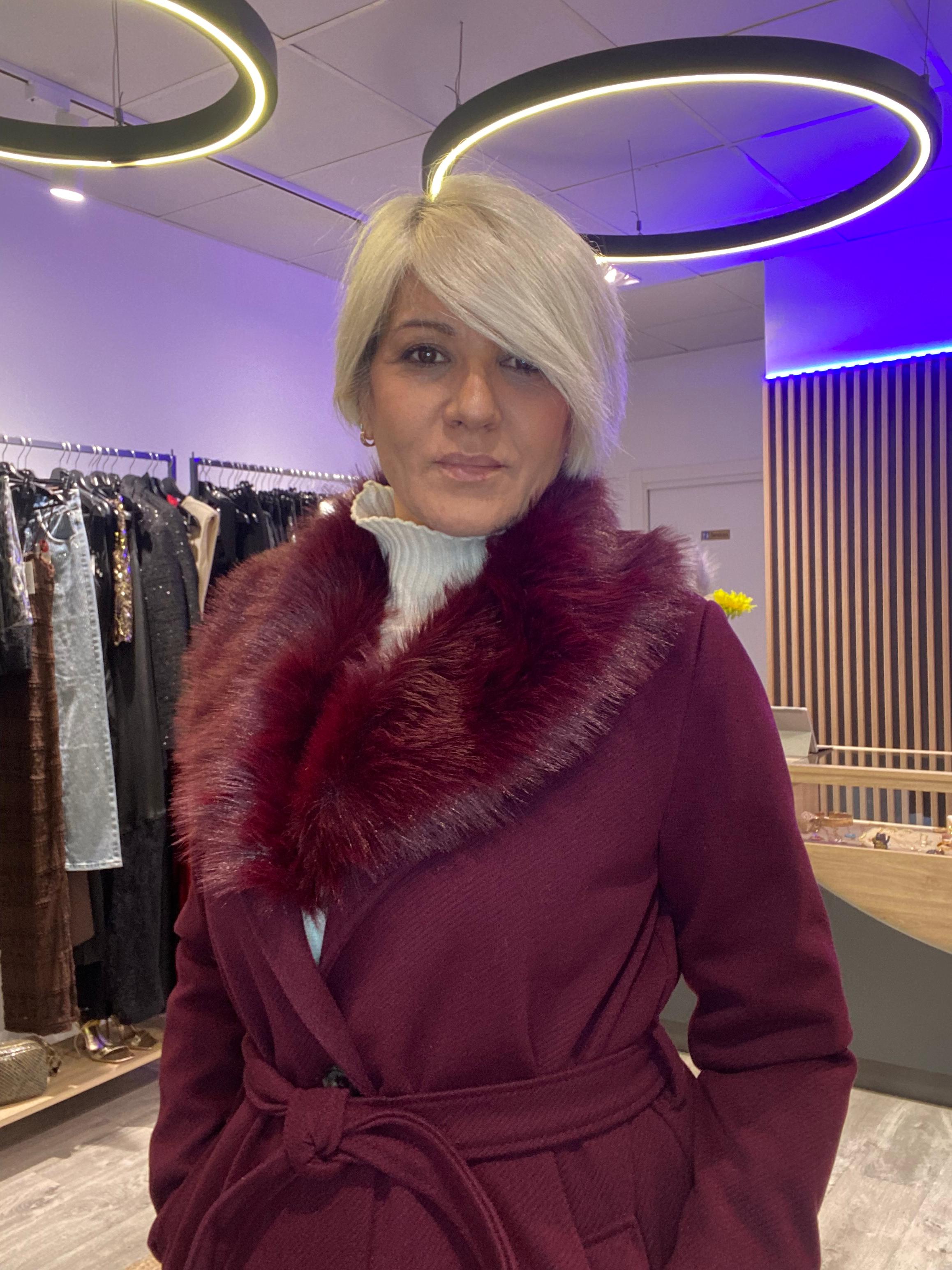 Abrigo Largo Burgundy con Solapa de Pelo - Boho Luxe