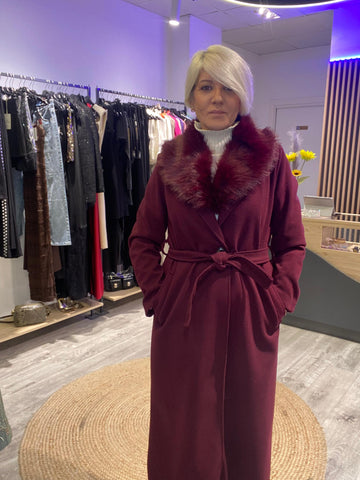 Abrigo Largo Burgundy con Solapa de Pelo - Boho Luxe