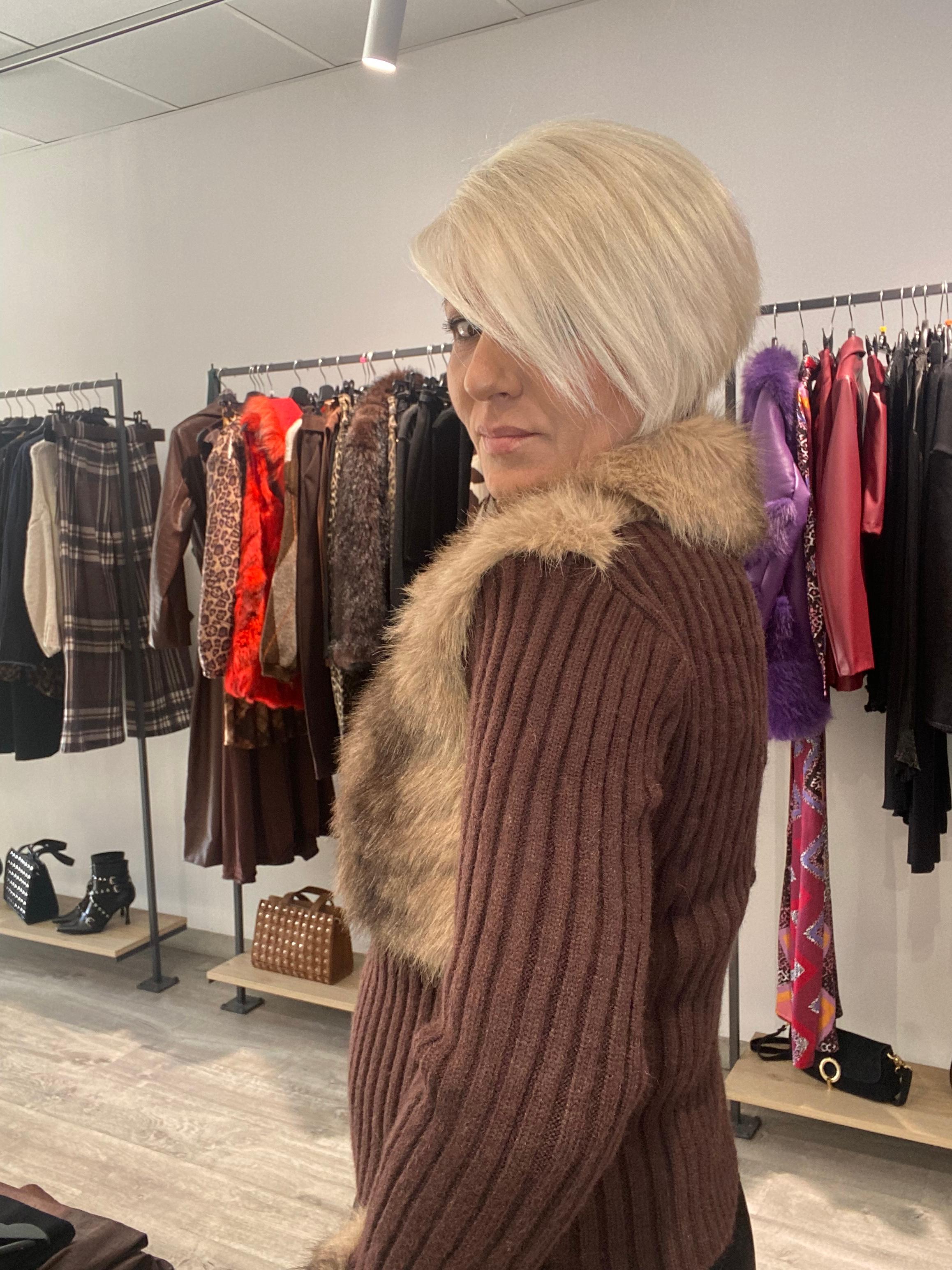 Chaqueta Capri Detalles Pelo - Sofisticación Boho-Luxe Talla Única S/M