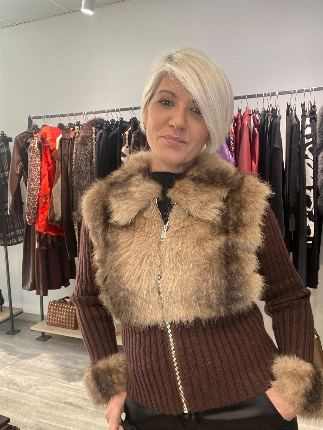 Chaqueta Capri Detalles Pelo - Sofisticación Boho-Luxe Talla Única S/M