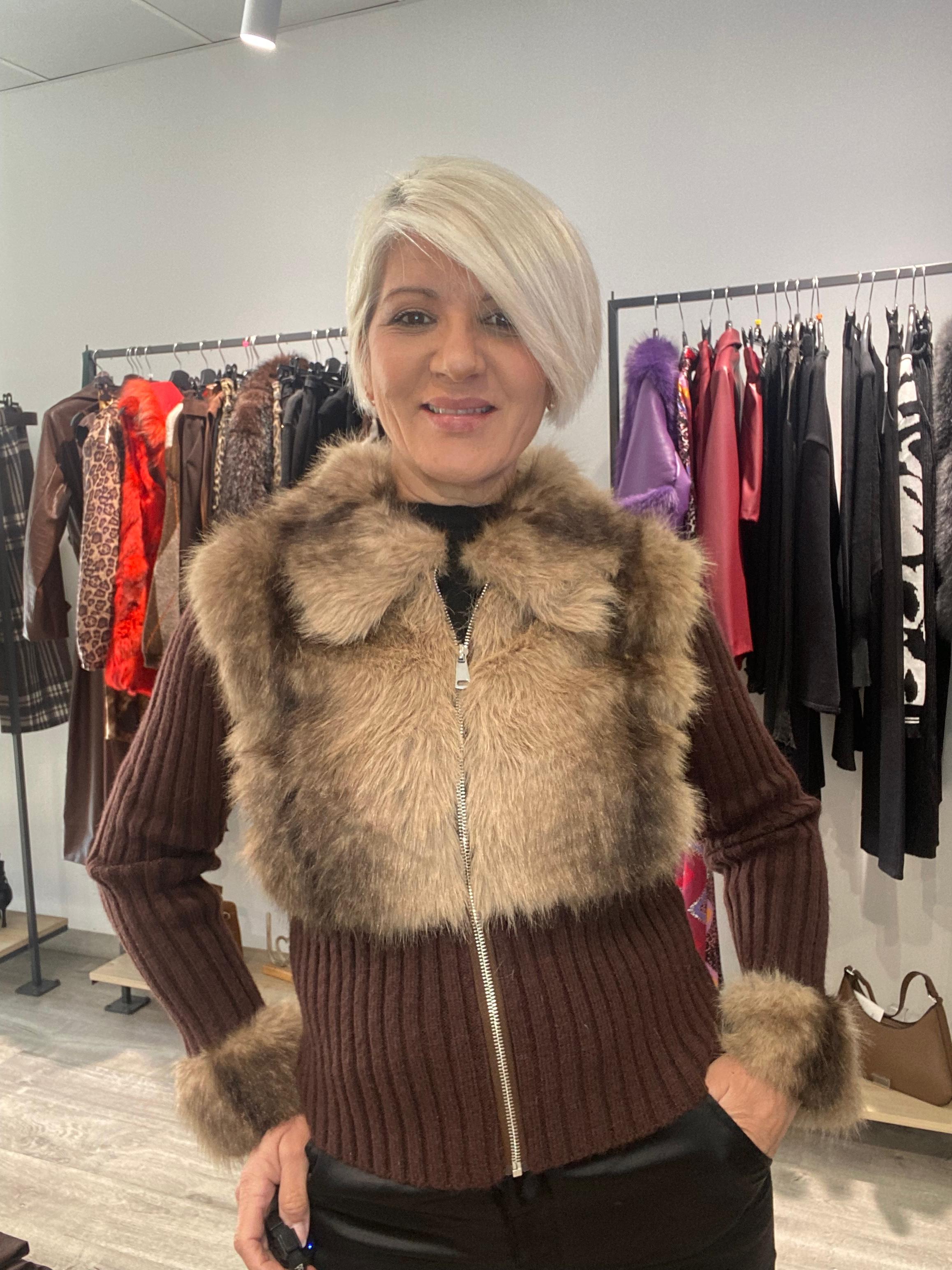 Chaqueta Capri Detalles Pelo - Sofisticación Boho-Luxe Talla Única S/M