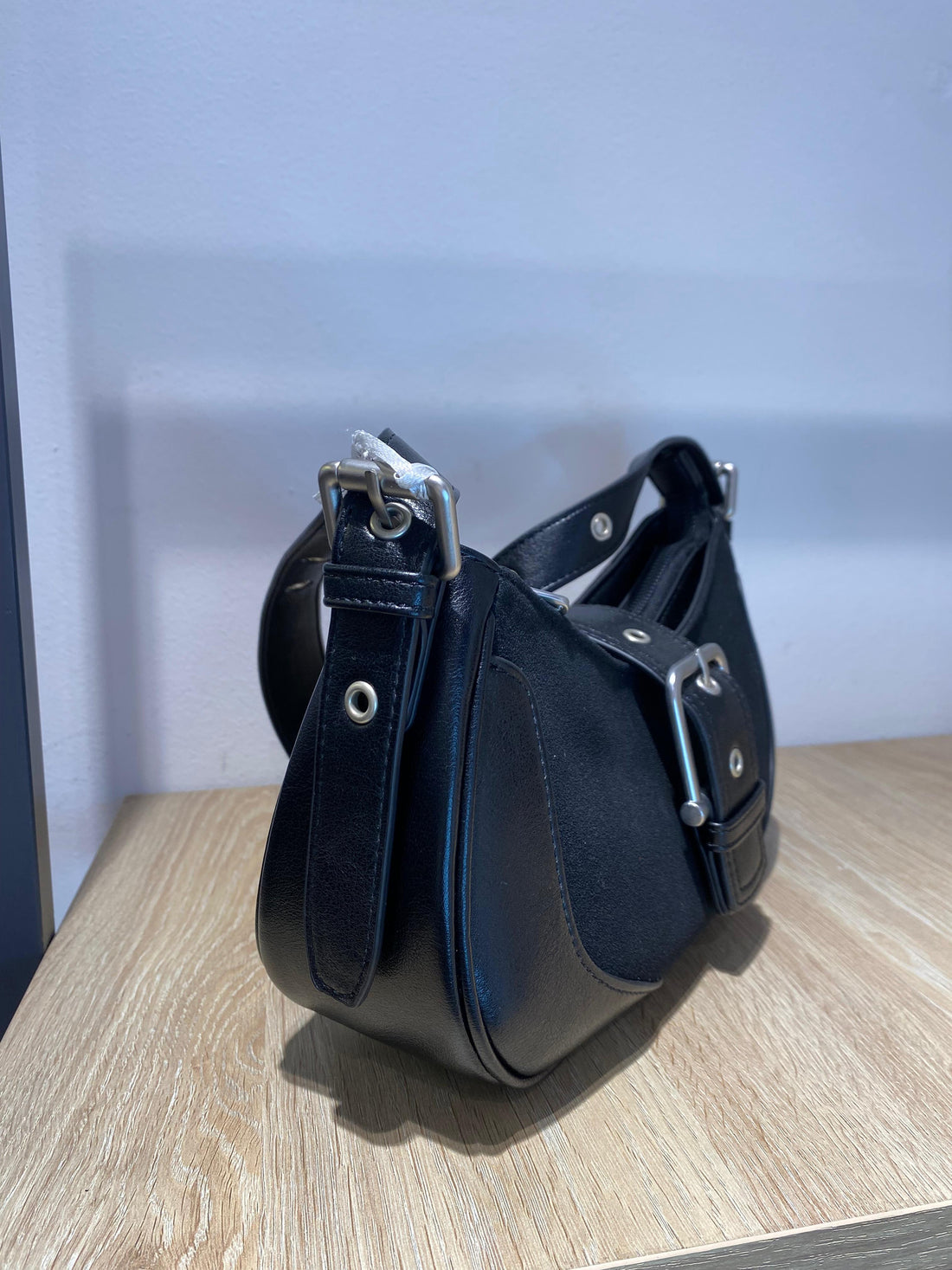 Bolso Negro Hebilla Dorada - Diseño Minimalista | Boho-Luxe