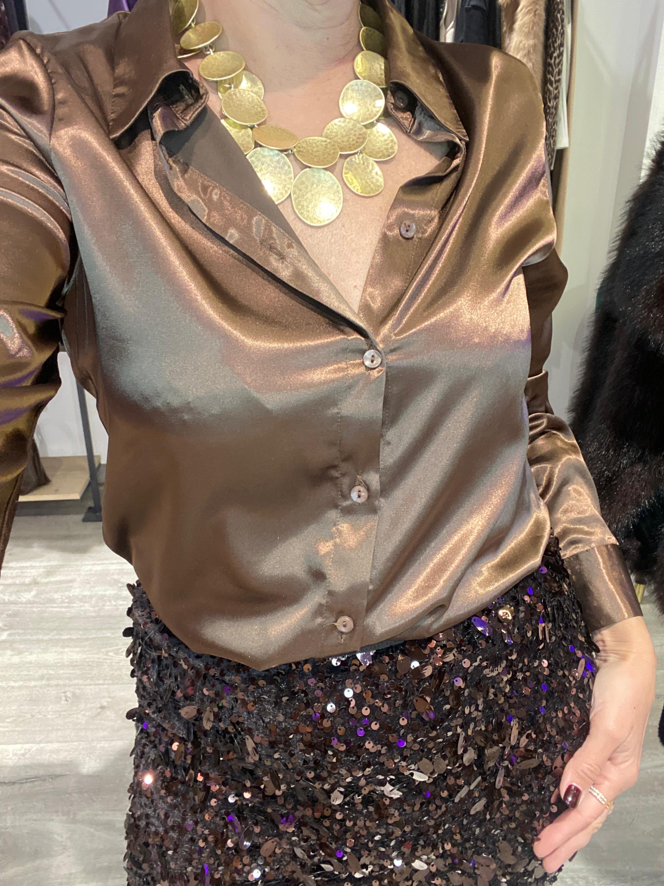 Camisa Satinada Marrón Elegante - Brillo Sofisticado Boho-Luxe