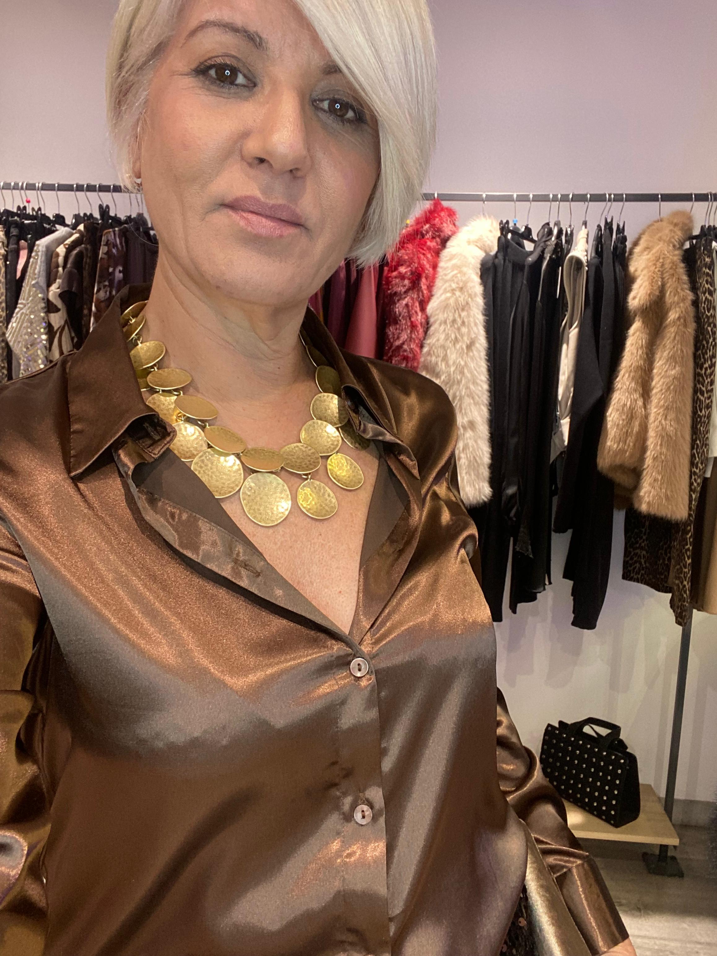 Camisa Satinada Marrón Elegante - Brillo Sofisticado Boho-Luxe