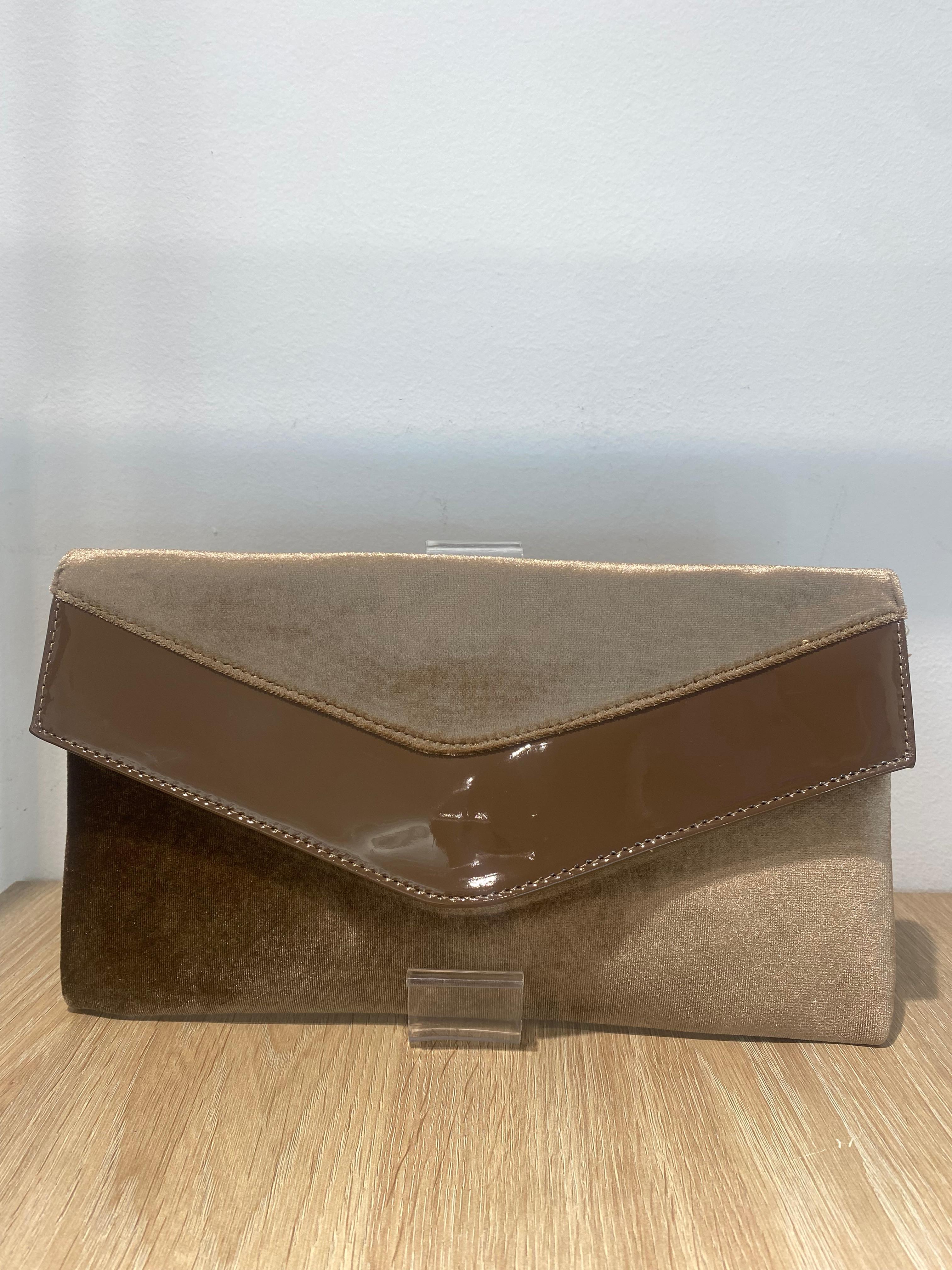 Cartera Sobre de Terciopelo Taupe - Elegancia Versátil