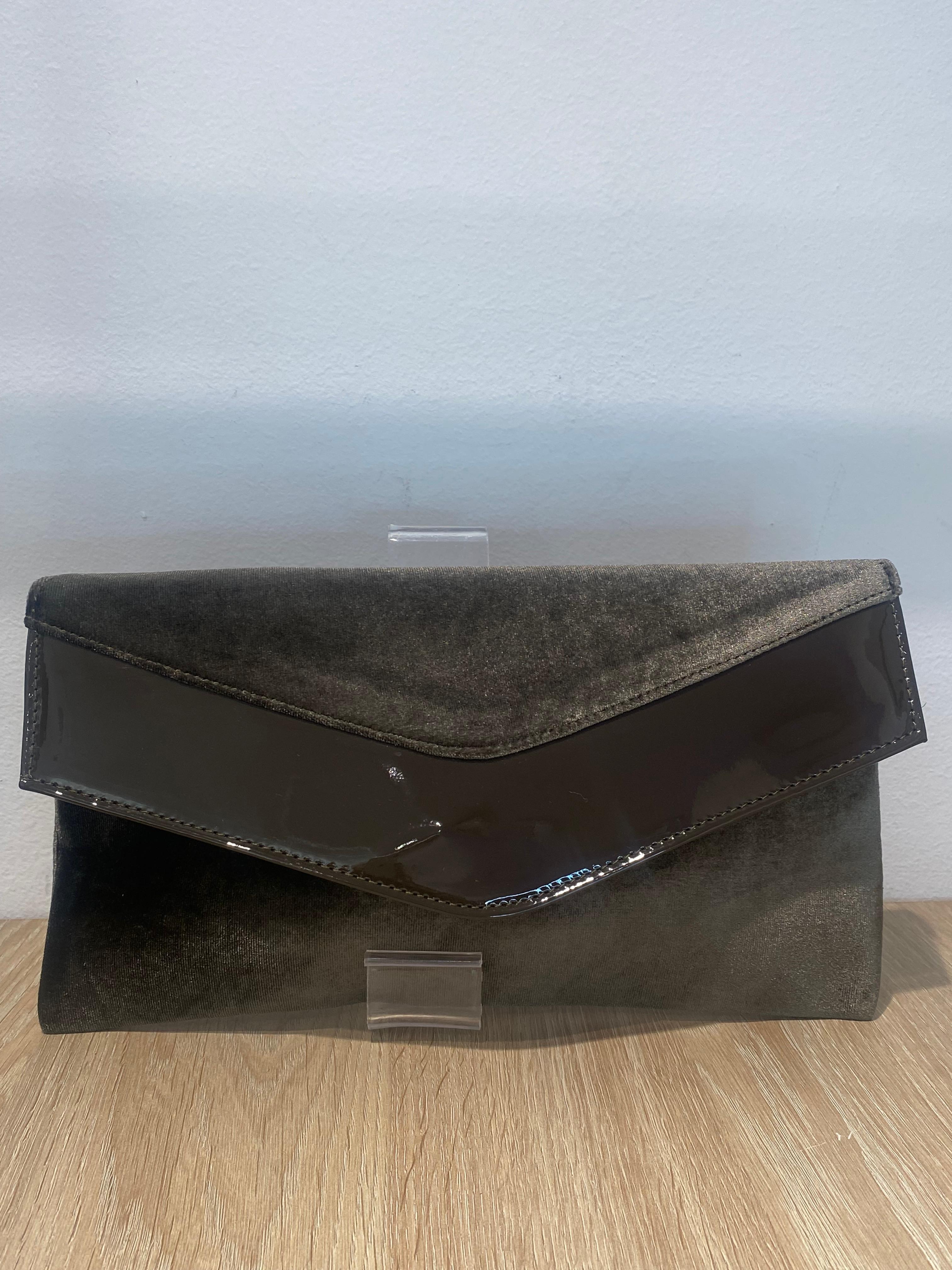 Cartera Sobre Terciopelo Verde Solapa Charol - Elegancia Statement | Boho-Luxe