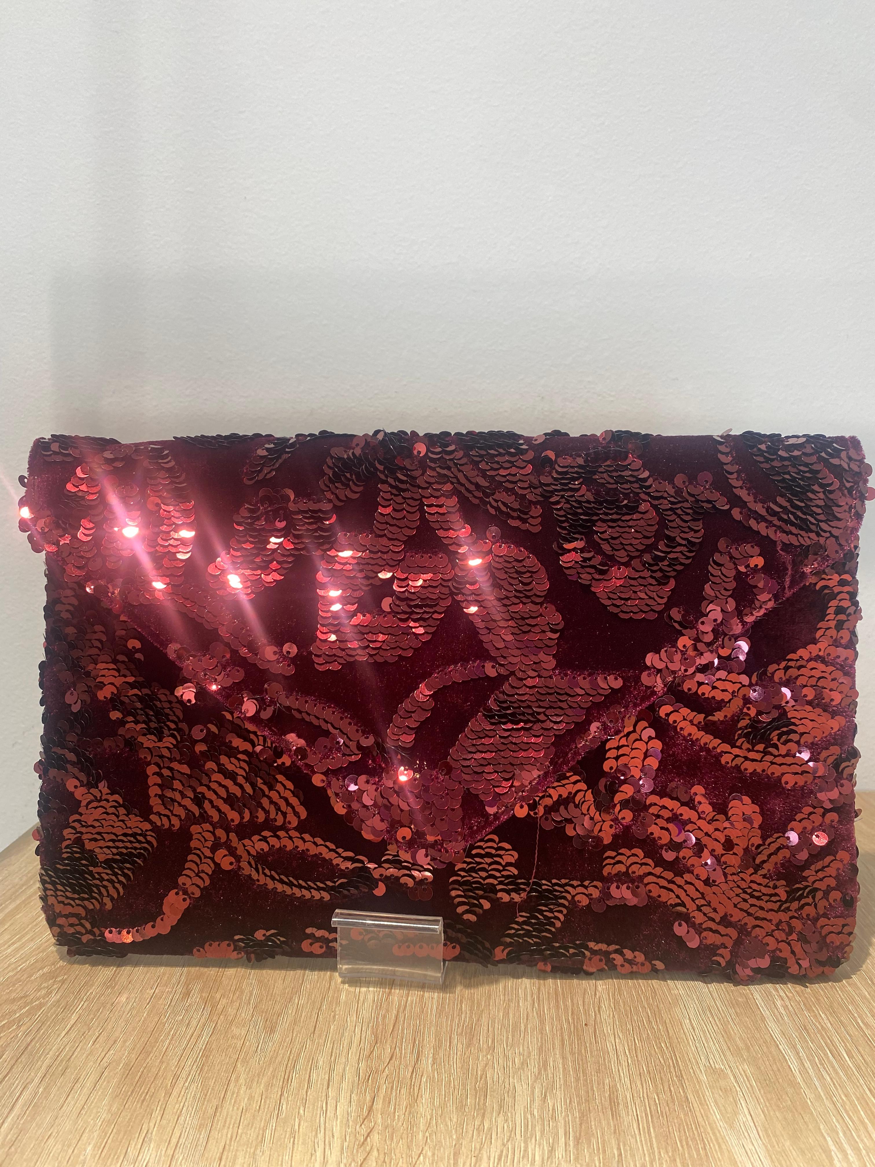 Cartera terciopelo con detalles lentejuela burdeos