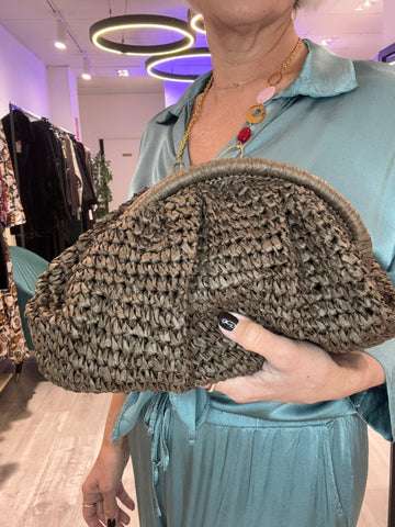 Clutch Rafia marrón  con cadena