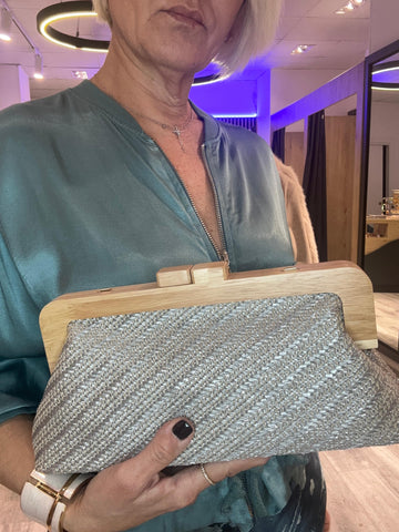 Cartera  rafia plateada