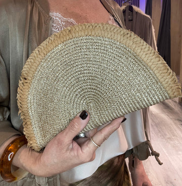 Cartera dorada rafia