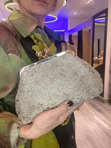 Clutch monedero bordado con hilo dorado