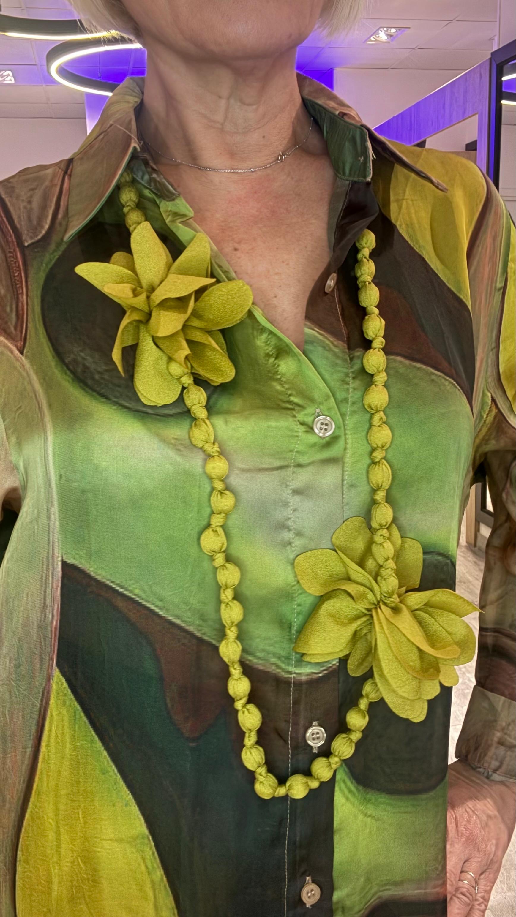 Collar  cuentas y flores tela