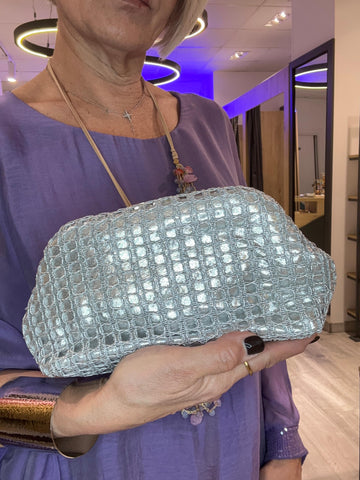 Clutch enrejado plata  con cadena interior