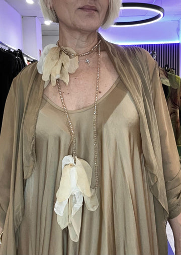 Collar  pétalos  y cuentas piedra