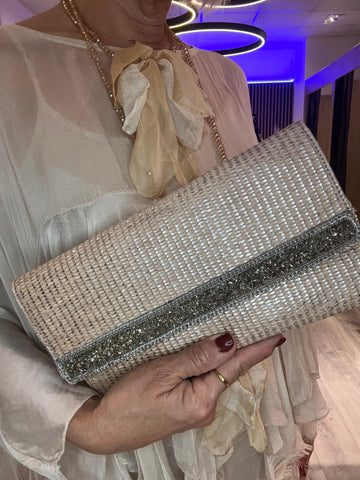 Cartera sobre rafia champán