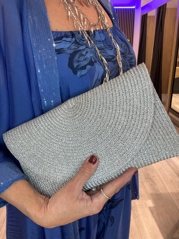 Cartera sobre rafia plata con brillo