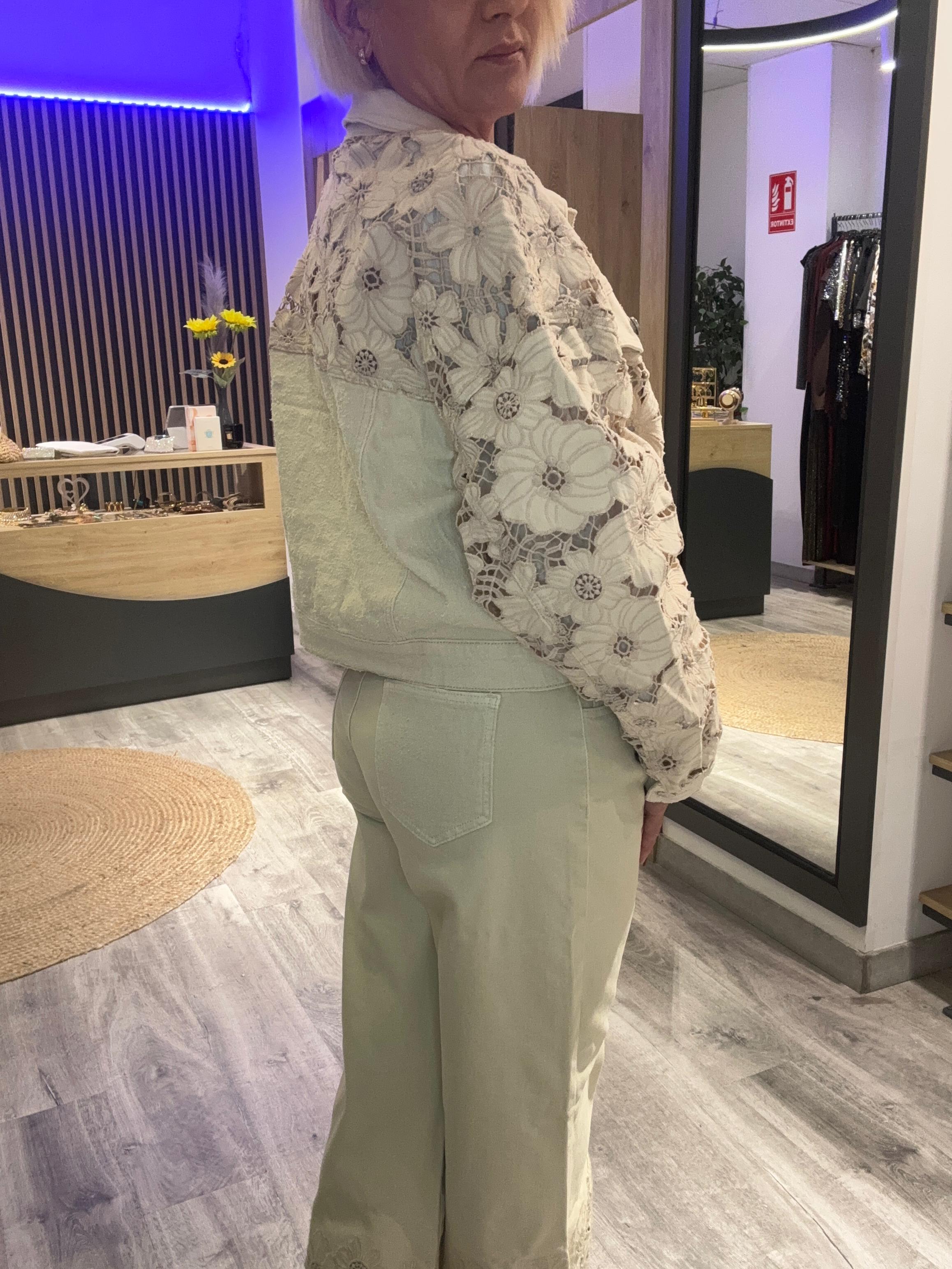 Chaqueta vaquera bordada y brocada